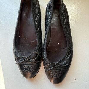 CHANEL Black Quilted Leather Ballet Flats with Bow and CC Logo